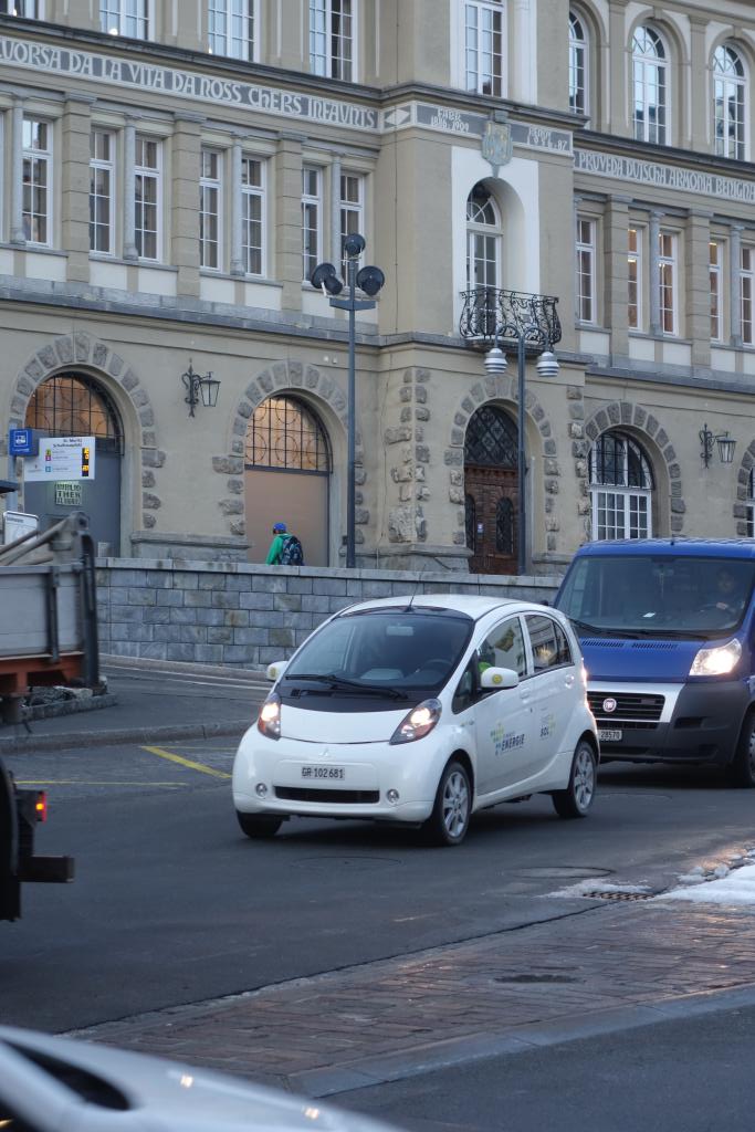 kuva: St Moritz ja s�hk�yhti�n
s�hk�auto.
